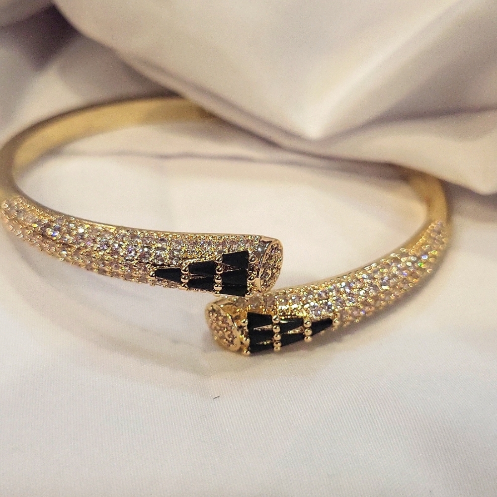 Gold and Black Gemstone Adorned Bracelet - Picture 2 of 2